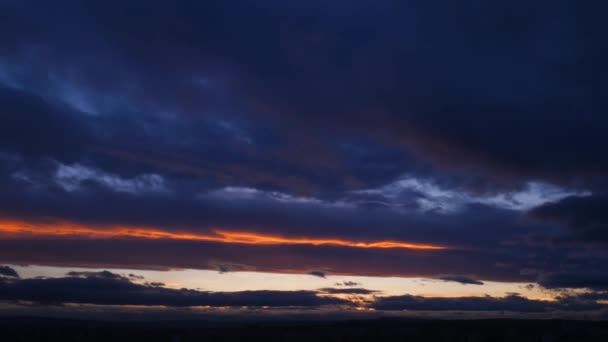 Temps écoulé avec des nuages sur le ciel nocturne — Video