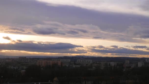 El lapso de tiempo con nubes en el cielo nocturno — Vídeos de Stock