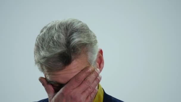 Sorgliga senior man isolerade på vit bakgrund. Gråta. Närbild av studio porträtt — Stockvideo