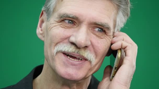 年配の男性人の携帯電話で話す — ストック動画