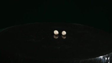 Siyah arka plan üzerine atlama fasulye üzerinde hareket Subwoofer