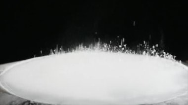 Un üzerinde hareket Subwoofer siyah arka plan üzerine atlama