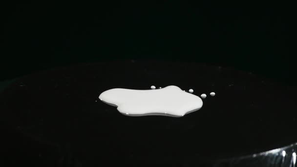 Melk op bewegende Subwoofer op zwarte achtergrond — Stockvideo
