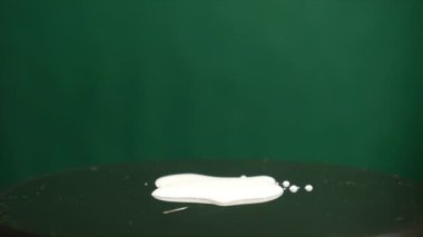 yeşil arka plan üzerinde süt taşıma Subwoofer üzerinde