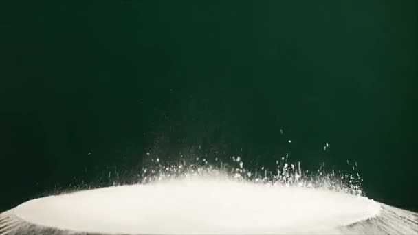 Springen Mehl auf beweglichen Subwoofer auf grünem Hintergrund — Stockvideo