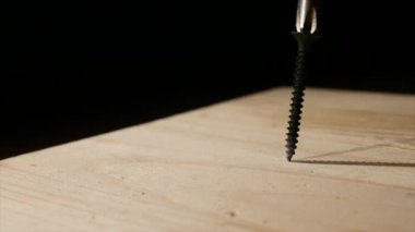 Adam vidaları bir tornavida kullanarak panoları katlanmış..