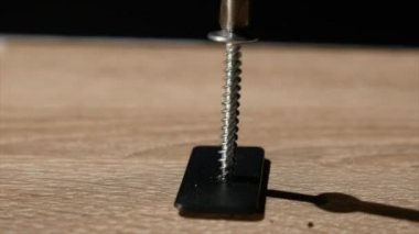 Adam vidaları bir tornavida kullanarak düğme katlanmış..