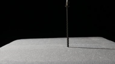 Adam vidaları bir tornavida kullanarak kitap katlanmış..