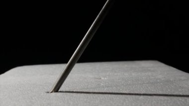 Adam vidaları bir tornavida kullanarak köpük katlanmış.