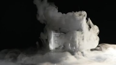 Kuru buz etkisi koyu arka plan beyaz cam duman soyut