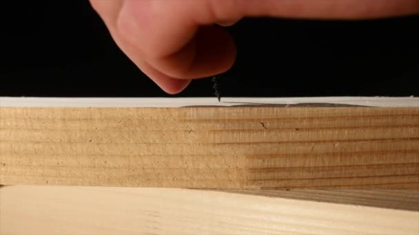 De man draait de schroeven in het boek met behulp van een schroevendraaier. — Stockvideo
