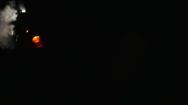 izole siyah zemin üzerine kırmızı duman alev