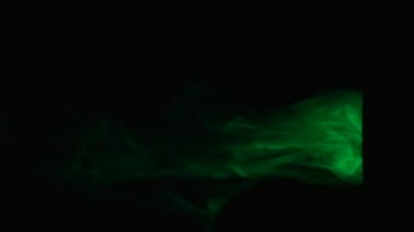 Siyah arkaplanda yeşil duman