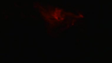 izole siyah zemin üzerine kırmızı duman alev
