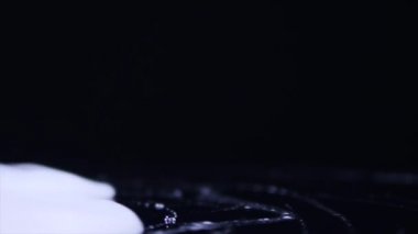 Siyah arkaplan karşısında uzayda süzülen duman