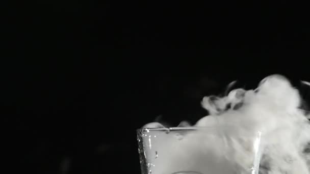 Kochendes Trockeneis in einem Wasser mit dichtem Dampf — Stockvideo