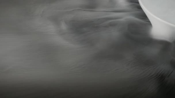 Abstrakcja chmury dymu na czarnym tle — Wideo stockowe