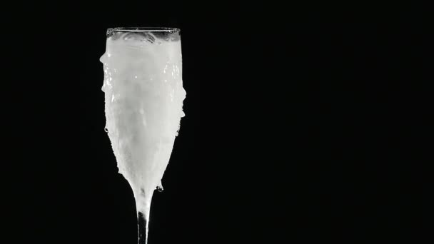 Beber en vaso con el efecto del hielo seco — Vídeos de Stock