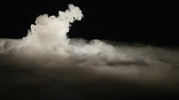 Close-up van ijs rook in kom tegen zwarte achtergrond — Stockvideo