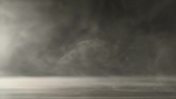 Nuvens fumaça abstrato no fundo preto — Vídeo de Stock