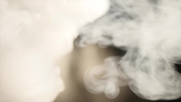 Fumo che ondeggia su uno sfondo nero — Video Stock