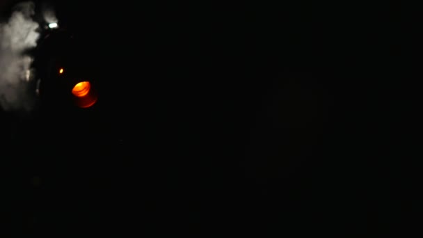 Rote Rauchflamme auf isoliertem schwarzen Hintergrund — Stockvideo