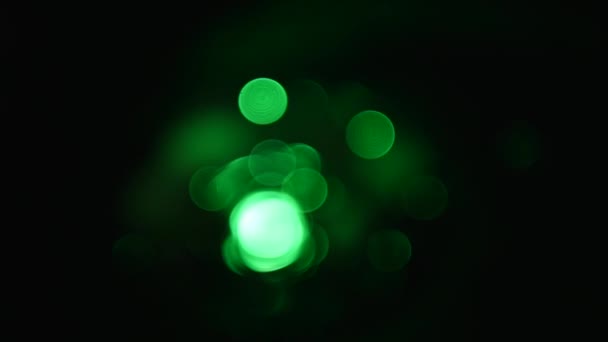 Bolle di sapone verde con fumo su sfondo nero — Video Stock