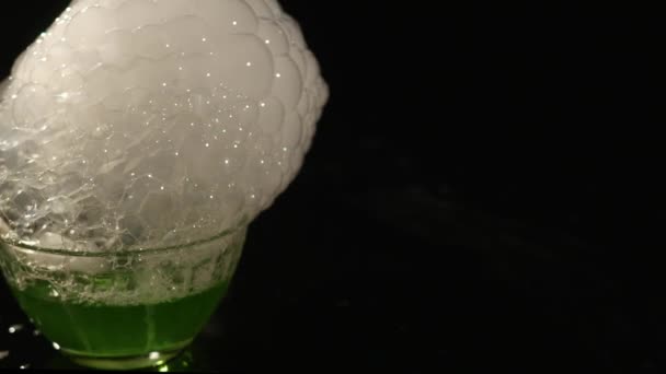 Burbujas de jabón en agua en vidrio — Vídeo de stock