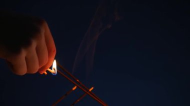 Aromaterapi sofra parfümlü mumlar ve aroma sopa ile. el ışık mumlar ve aroma sopa
