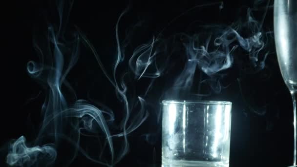 Fumo nel bicchiere su sfondo nero — Video Stock