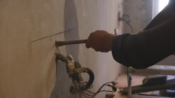 Maakt met een een perforator in een bakstenen muur in een nieuw appartement. Close-up — Stockvideo