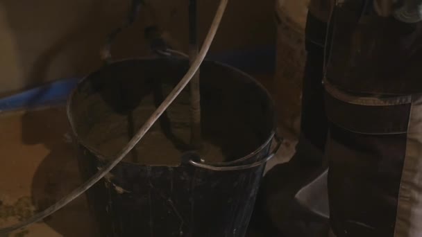 Mixer berputar mencampur larutan beton dalam ember di lokasi konstruksi — Stok Video