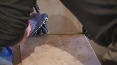 Ustası fayans çok hassas bırakır. Adam zaten koydu diğer taşlarla çevrili bir boşluk üzerinde büyük gri Seramik Karo döşeme