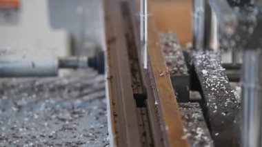 Fabrika Pvc pencere ve kapı üretimi için. Atölyesinde işçi. İmalat işleri. Pvc windows üretiminde Fabrika iş. PVC pencere üretim teknolojisi. Seçici odak.