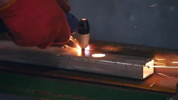 Industriële werknemer snijden staal met behulp van metalen zaklamp — Stockvideo