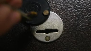 İskelet anahtar eski anahtar deliği kilide gidiyor