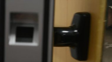Adam kapıyı girmek için tasarlanmış bir parmak izi tarayıcı parmağını koyar. Modern güvenlik teknoloji çalışanların günlük hayatımızda. Hırsızlık karşı koruma çalışmalarını yakın çekim.