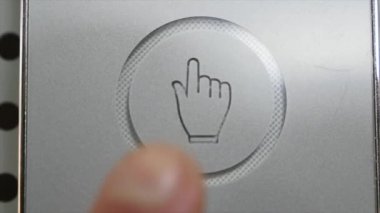 Elektrikli kilit aygıtı kullanarak bir kapı açın. Giriş veya korumalı bir bina için bir kişinin çıkış gösteren için uygun.