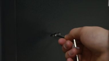İskelet anahtar eski anahtar deliği kilide gidiyor