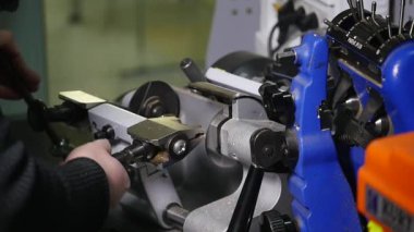 Anahtarları imalatı. Anahtarın bir kopyasını yapmak. Sihirbaz üstünde belgili tanımlık makine.