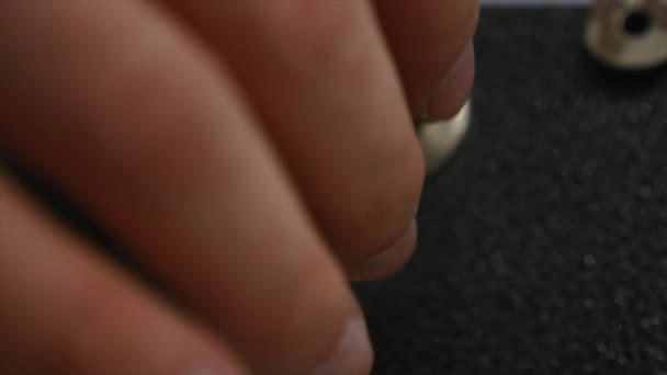 Squelette clé entrant dans le vieux serrure de trou de serrure 