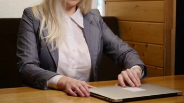 Kadın laptop açılır ve kafede çalışmaya başlar