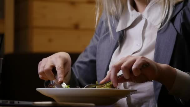 Kafede öğle yemeği yemeyi işkadını elinde — Stok video