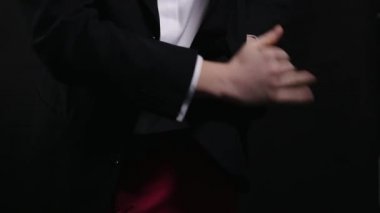 Genç illüzyonist hileler parallon topu ile gerçekleştirme