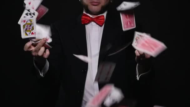 Magia, trucos de cartas, juegos de azar, casino, concepto de poker - hombre mostrando truco con las cartas de juego — Vídeo de stock