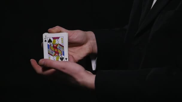 Magia, truques de cartas, jogos de azar, casino, conceito de poker - homem mostrando truque com cartas de jogo — Vídeo de Stock