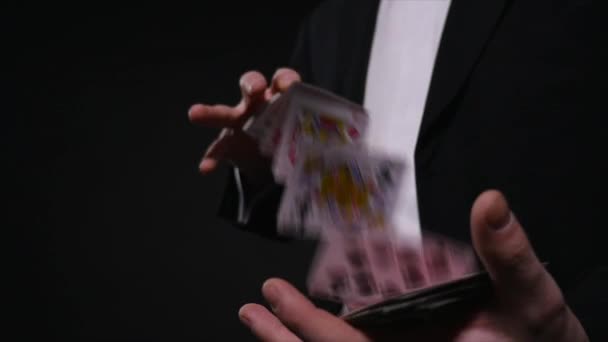 Magia, truques de cartas, jogos de azar, casino, conceito de poker - homem mostrando truque com cartas de jogo — Vídeo de Stock