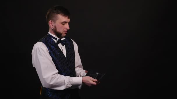 Magicien tient un sac brûlant dans sa main — Video