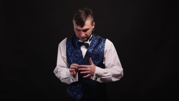 Magician doing tricks with the ring — Stock Video