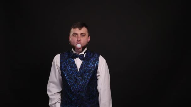 Mágico mostra truque com bola branca no fundo escuro — Vídeo de Stock